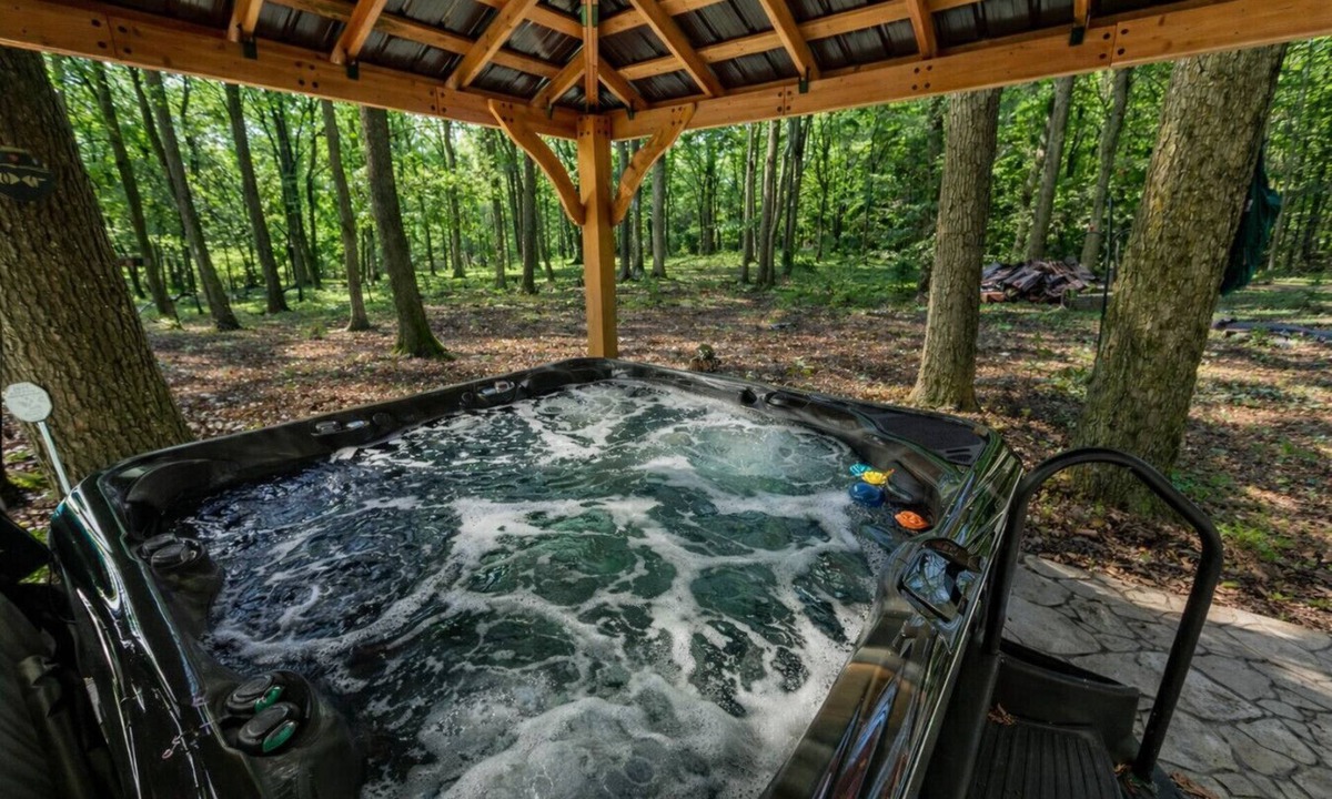 Hidden Valley House | 🐻 Bear’s Den | Hot Tub Retreat | Pool Access, Fire Pit & Forest Setting