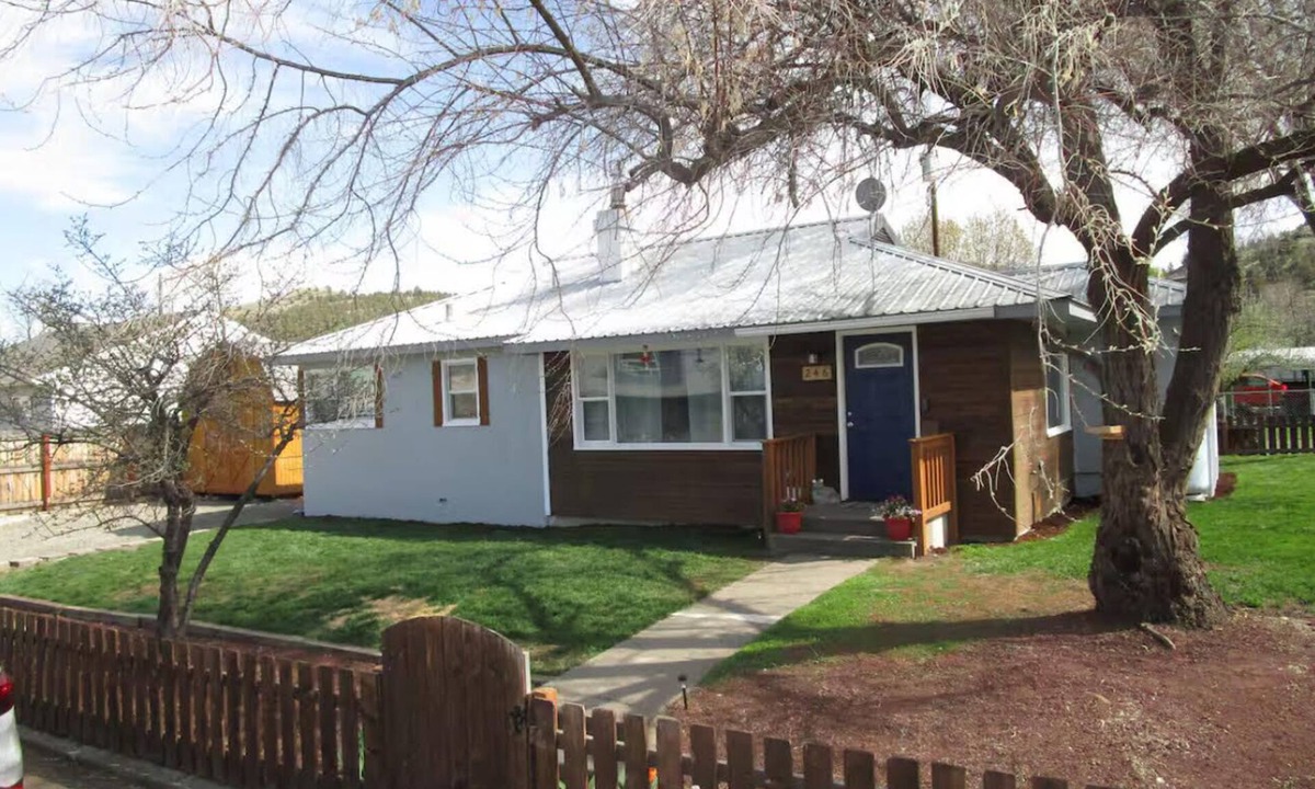 John Day House | Bear's Den