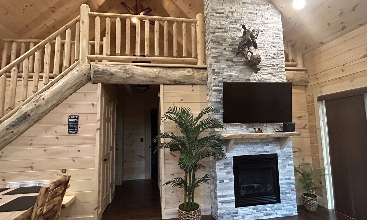 Mannsville Cabin | Bear Tracks Getaway Cabin