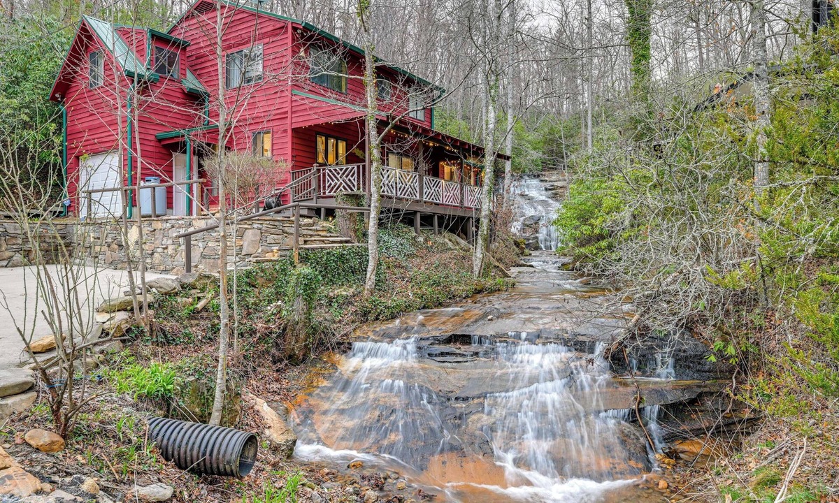 Franklin Cabin | 'Bearadise' Cabin at Hidden Gem Falls!