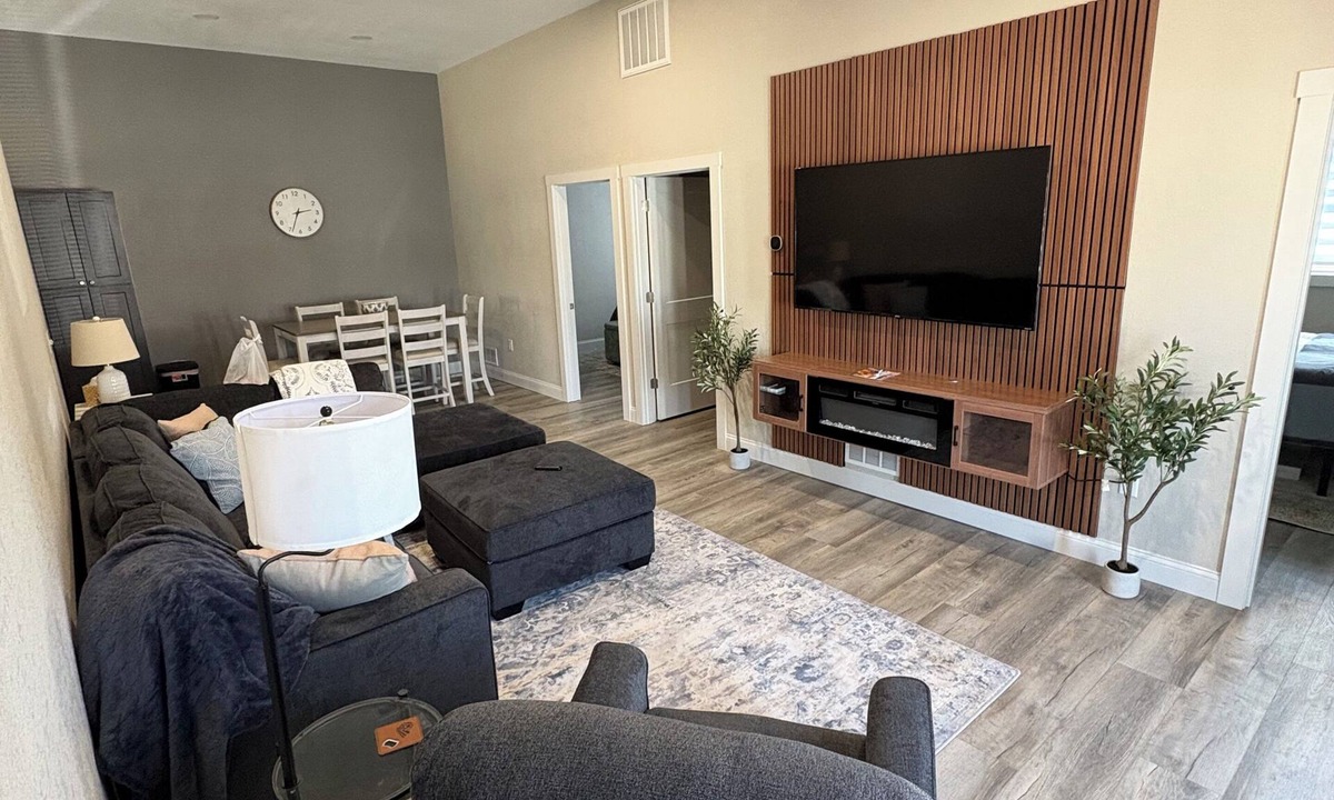 Maryville Apartment | Bearcat Basecamp 3 BR 2 Bath duplex next to NWMSU in Maryville.