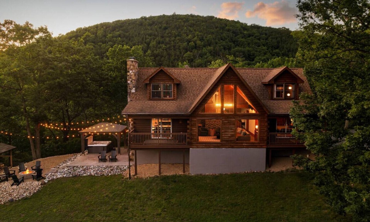 Stanley Cabin | Bearloga:Hot Tub, Sauna, Stunning Views, 75 acres