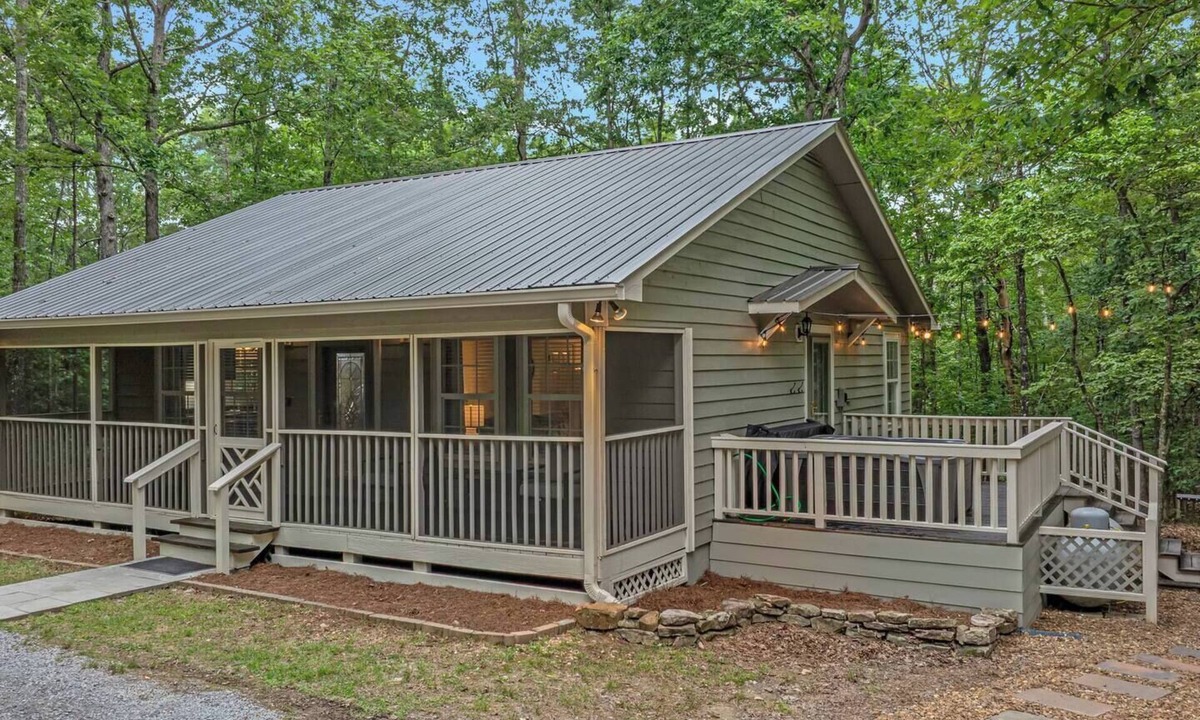 Mentone Cabin | Bearly Behaving with hot tub
