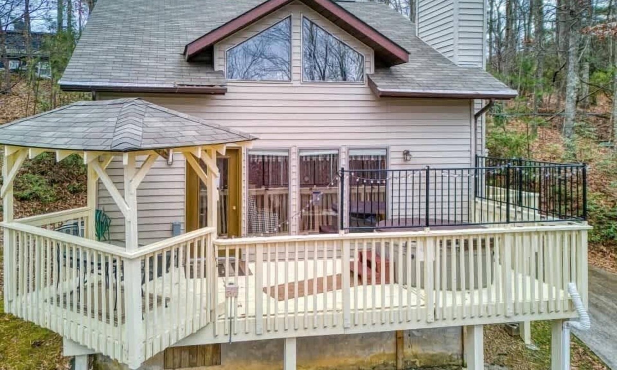Chalet Village House | Bearly Makin' It II by Beyond Expectations: Mountain Chalet w/Hot Tub & Firepit