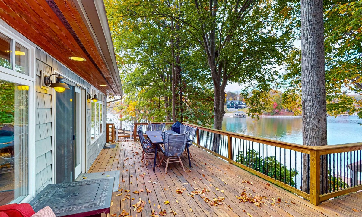 Moneta Cottage | Bears Den at Acorn Dr - Spacious pet friendly Cottage with balcony, dock, and hot tub