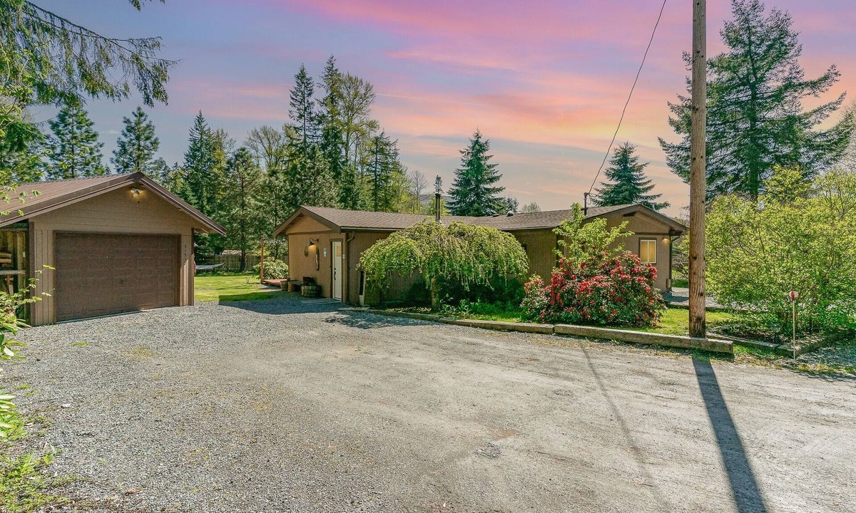 Ashford House | Bear’s Den hideaway with hot tub