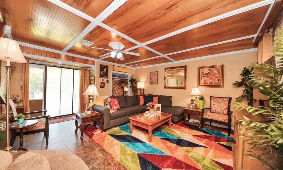 Channelview House | Beatles-Themed Retreat| Unique Stay in Channelview