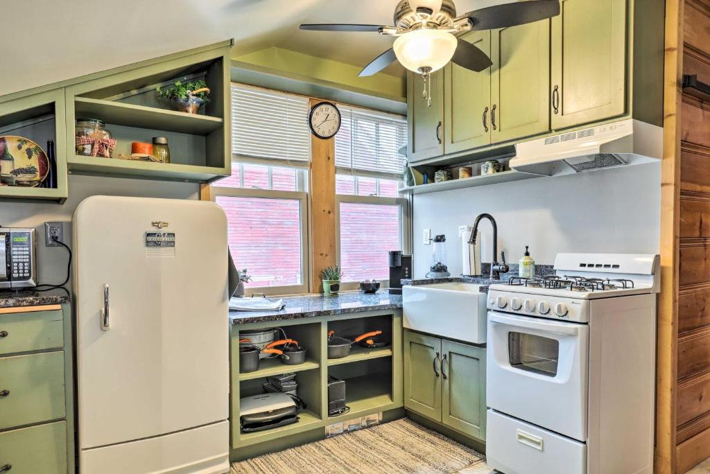 Holmesville Apartment | Beatrice Studio w/Fire Pit: Near Golf!
