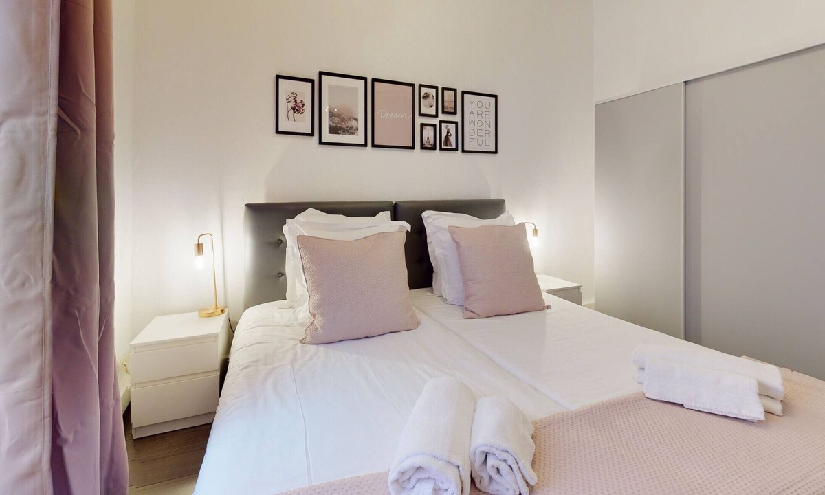 Poincare Apartment | beau bourg quartier halles 2br