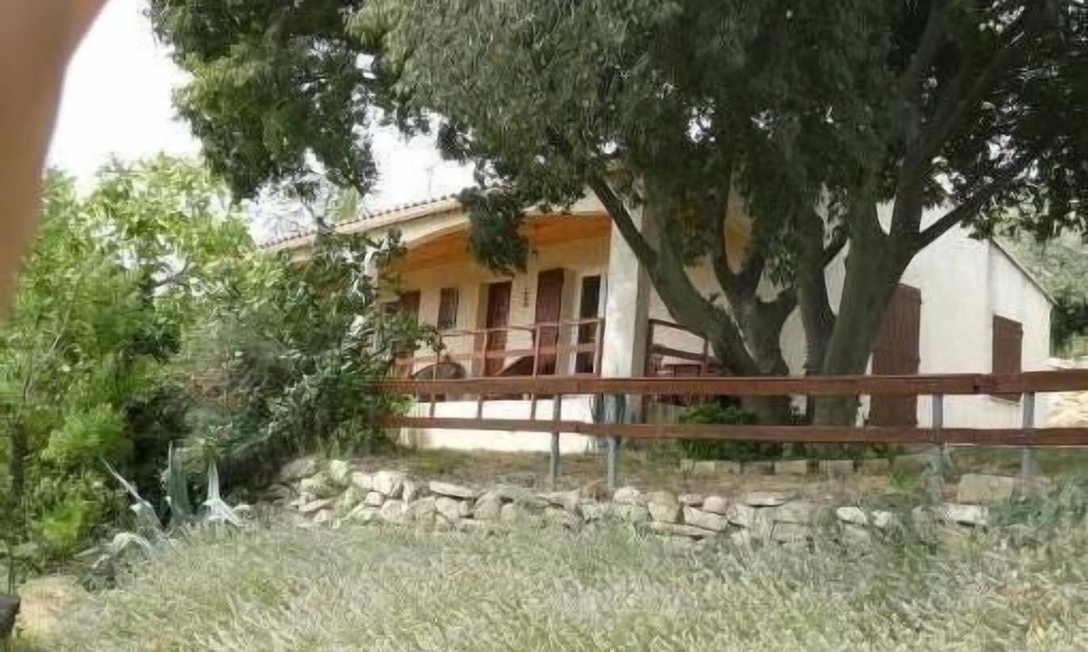 Beaucaire House | BEAUCAIRE Recent house surrounded by nature
