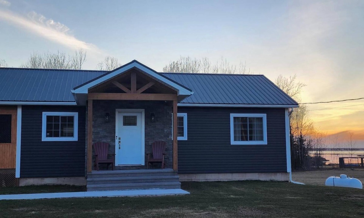 Grand-Digue House | Beausoleil Saltwater Sunsets RnR on Acadian Coastal drive, Hot Tub, Air Hockey