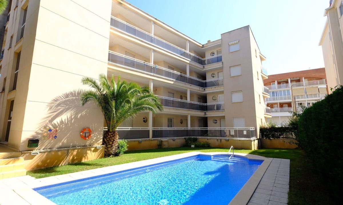 L'Hospitalet de l'Infant Apartment | Beautiful apartment for 5 guests with pool, A/C, TV, balcony and pets allowed