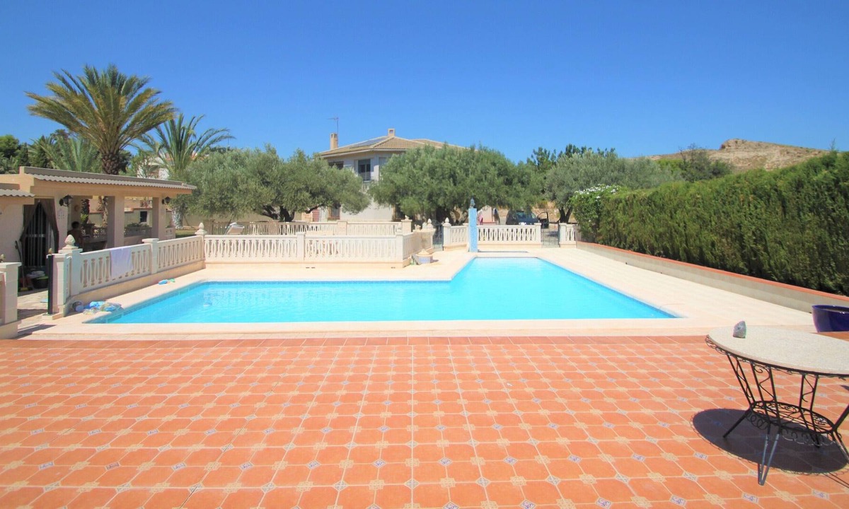 San Vicente del Raspeig Ski Chalet | Beautiful Villa in San Vicente del Raspeig, a quiet location with easy access.