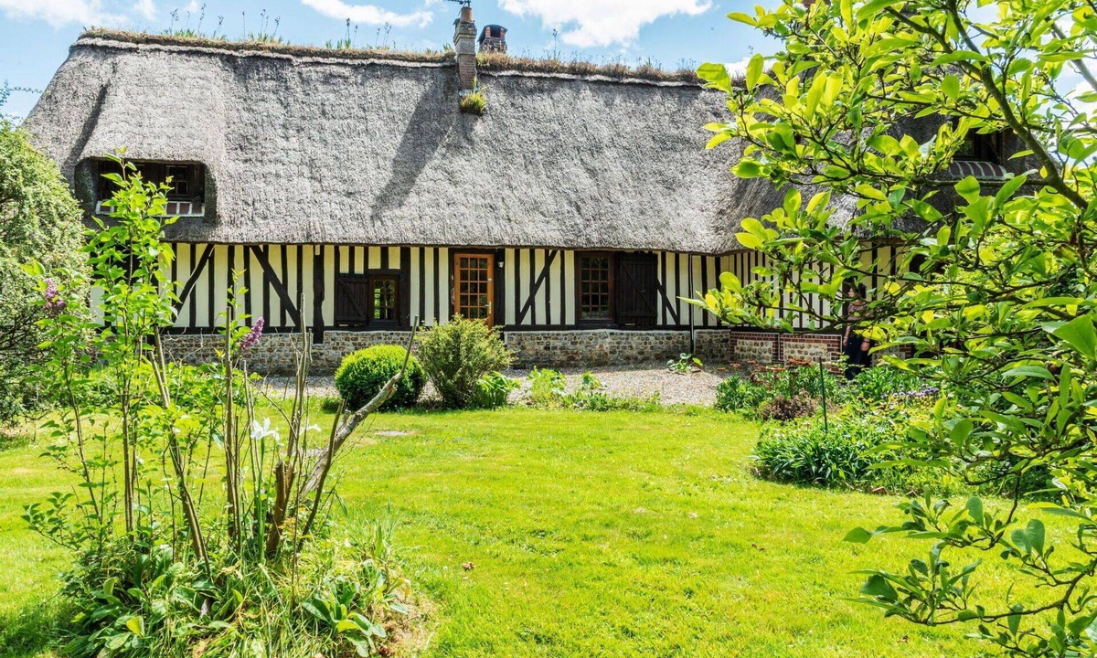 Saint-Georges-du-Mesnil Villa | Beautiful private villa for 10 guests with WIFI, TV and pets allowed