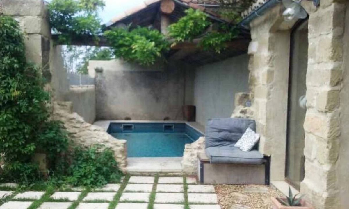 Saint-Quentin-la-Poterie House | Beautiful village house with pool and garden
