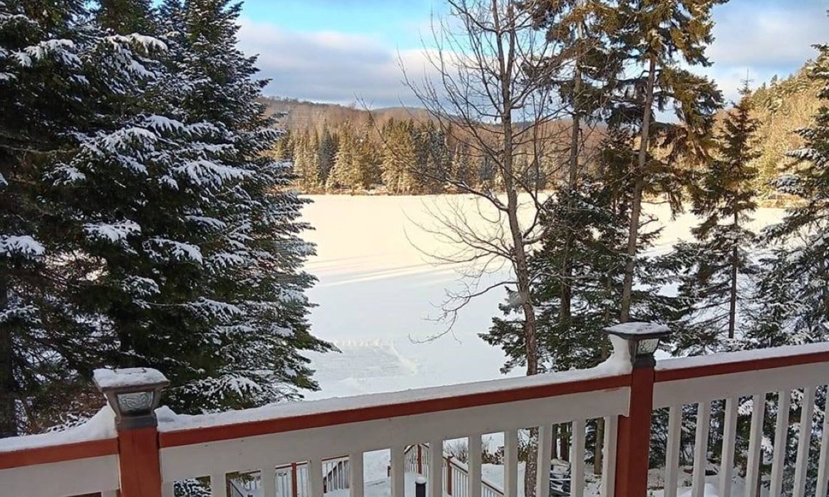 St-Adolphe-d'Howard Ski Chalet | Beautiful lake front cottage located in St-Adolphe-D'Howard on Lake Garry.