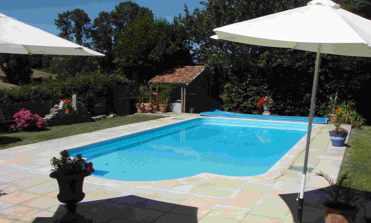 Saint-Pierre-du-Chemin House | Beautiful,private heated pool,sleeps 5 Puy du Fou. Peaceful countryside setting.
