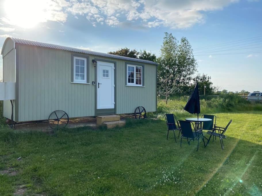 Uckington Apartment | Beautiful 1 Bed Shepherd Hut in Warwickshire