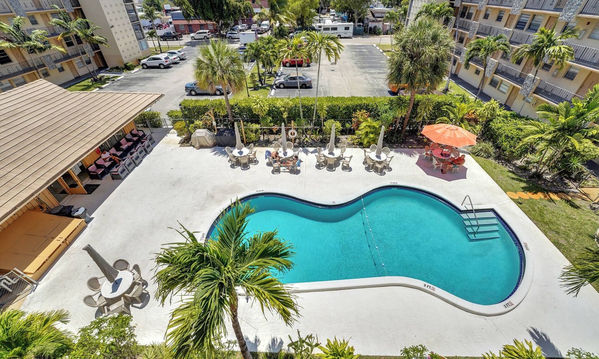 Little Ranches Condo | Beautiful 1 Bedroom Hollywood Condo & Enjoy the Pool!