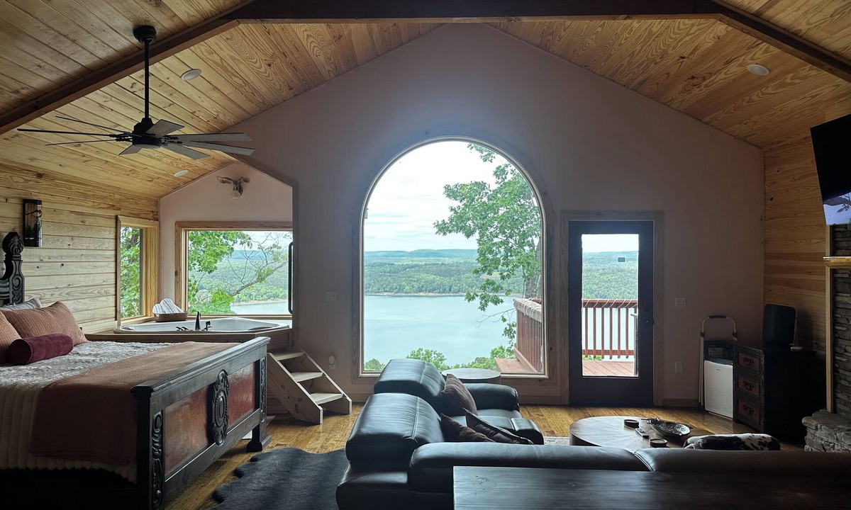 Bee Branch Cabin | Beautiful 1 bedroom Treehouse with heart shaped hot tub