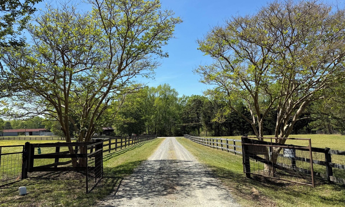 Durham Cottage | Beautiful 10 acre farmhouse getaway for couples or families