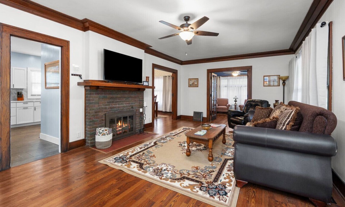 Davenport House | Beautiful 1923 Craftsman 5 Min to DT Garage 6Beds!