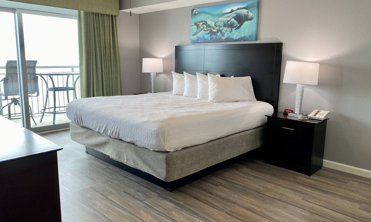 Myrtle Beach Condo | Beautiful 19th floor oceanfront condo. Pools & outdoor spaces updated 2025.