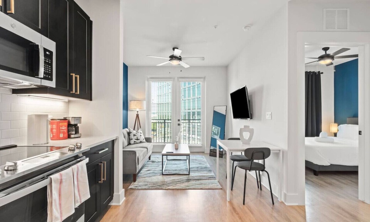 North Hyde Park Apartment | Beautiful 1BD | Pool & Gym | Central Location
