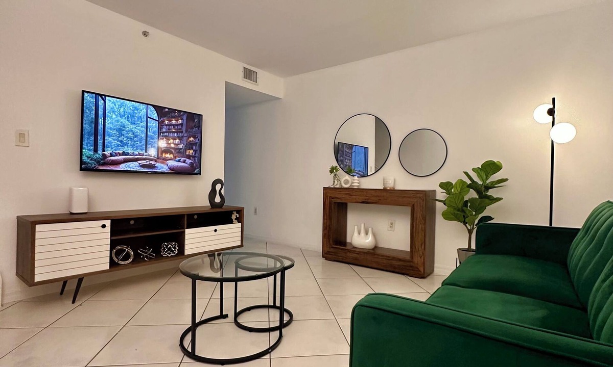 The Crossings Condo | Beautiful 2/2.5 Condo w/free parking fast WiFi