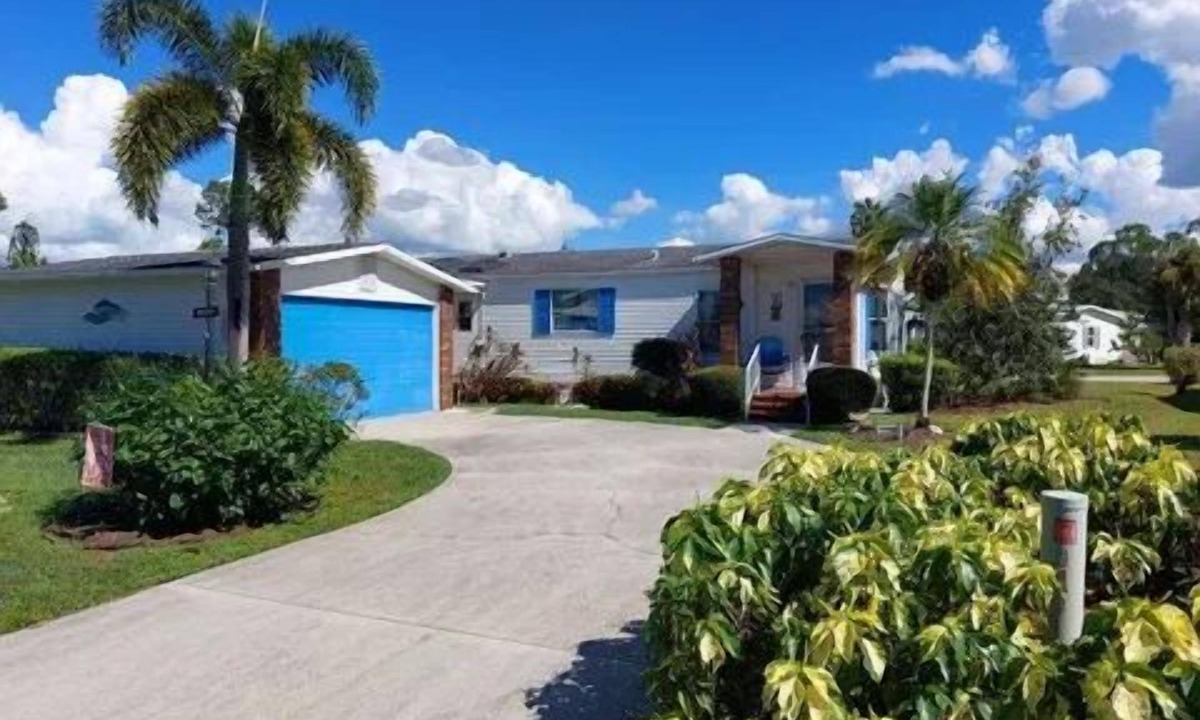 Jacarandas House | Beautiful 2-bedroom home in N Ft Myers, great amenities, close to hospitals