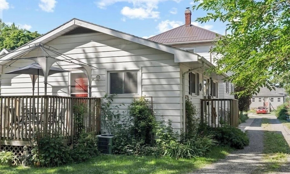 Chatham-Kent House | Beautiful 2 bed Cottage Style Single Lvel Near Downtown Chatham