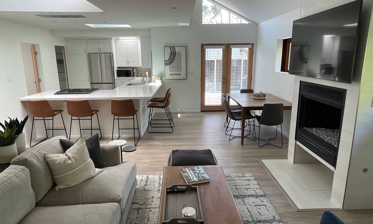 Pico House | Beautiful 2 Bedroom Home in Santa Monica