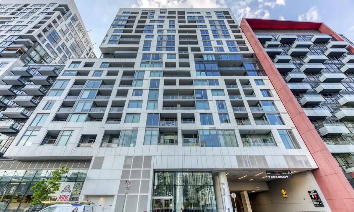 Wellington Place Condo | Beautiful 2 bedroom + 2 bathroom In A Prime Downtown Location