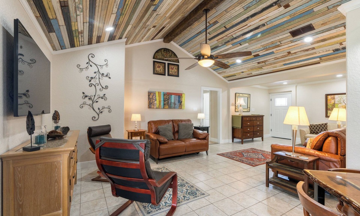 Brazoria House | Beautiful 2-bedroom/3 full baths on the tranquil San Bernard River in Brazoria