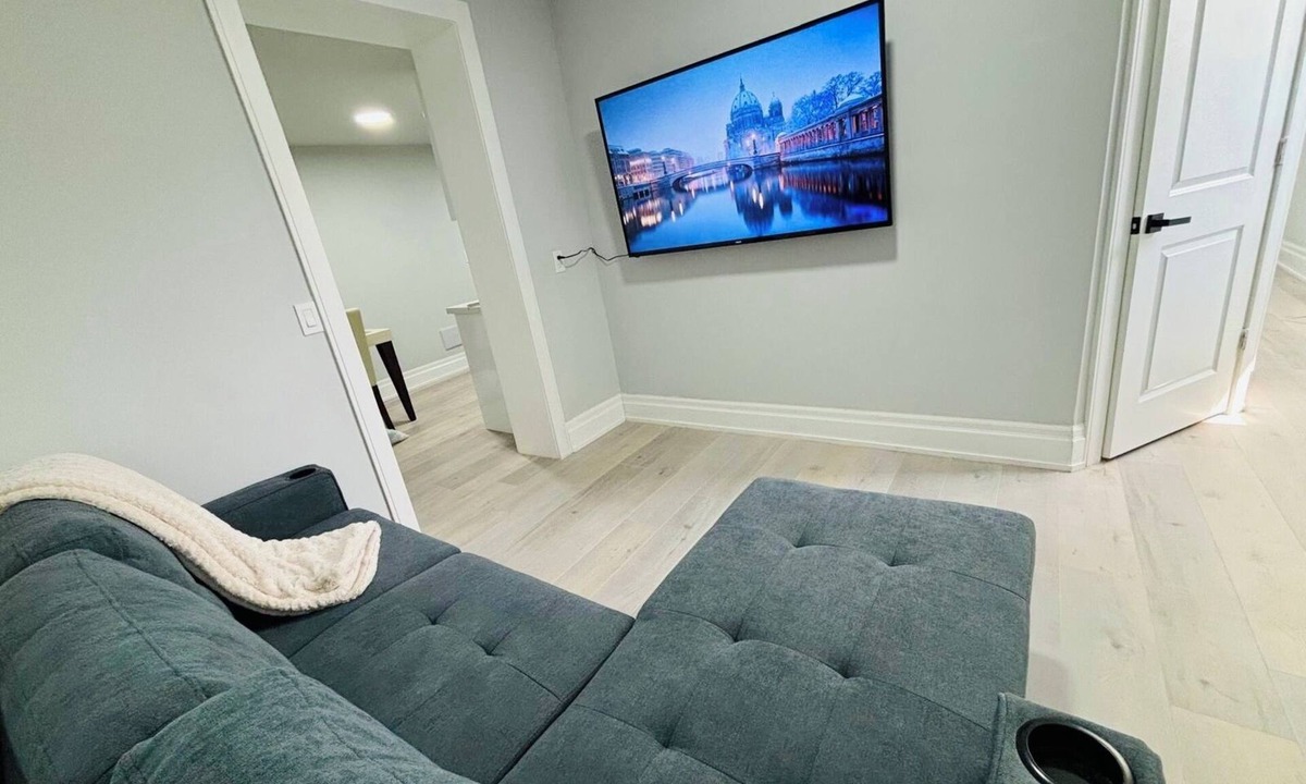 Etobicoke Apartment | Beautiful 2 Bedroom Suite, Full Kitchen and Bathroom