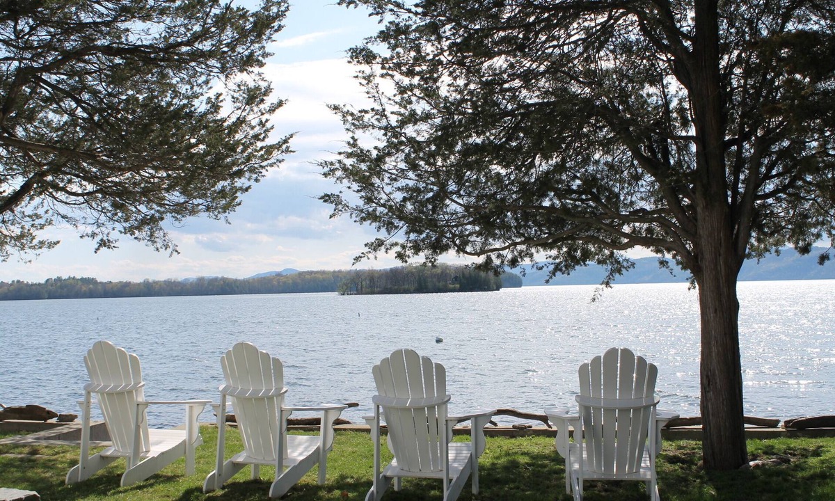North Ferrisburgh Cottage | Beautiful 2 Bedroom, 2 Bathroom Lakefront/Bayfront Cottage on Lake Champlain