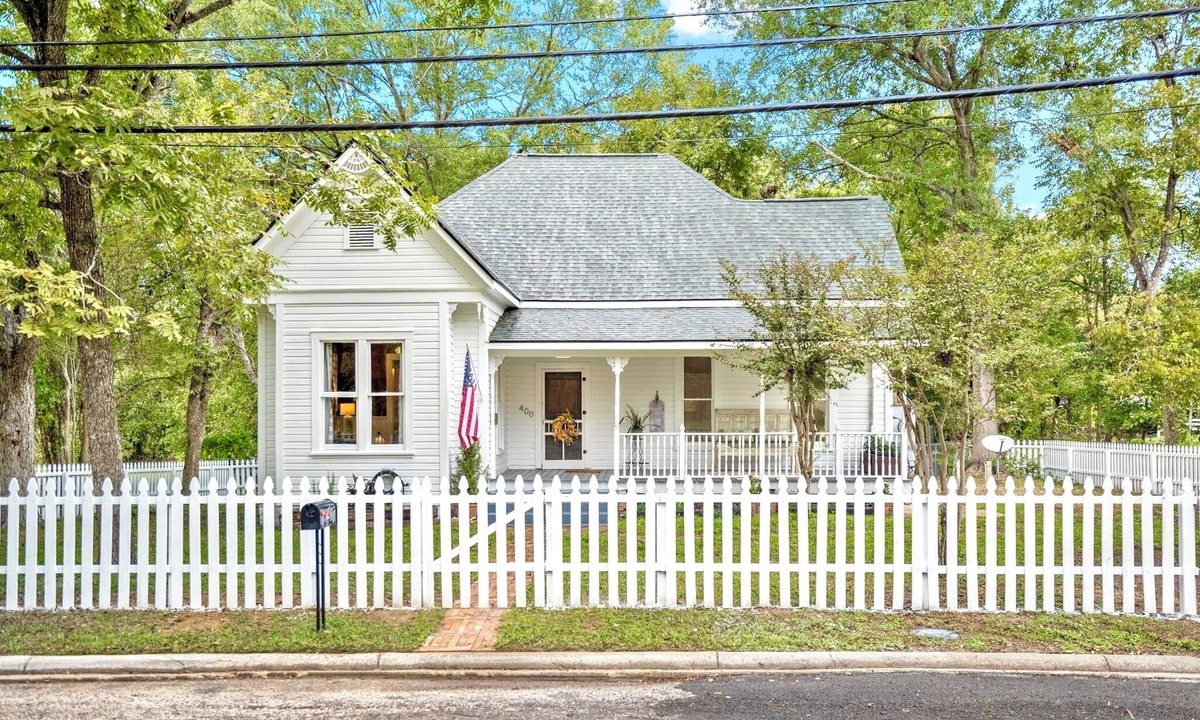 Livingston Cottage | Beautiful 2-bedroom Victorian cottage for 6 near lake, casino, and downtown!