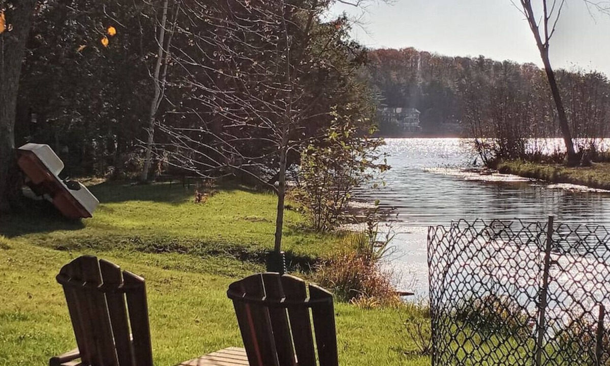 Coe Hill Cottage | Beautiful 2 Bedroom Waterfront Cottage