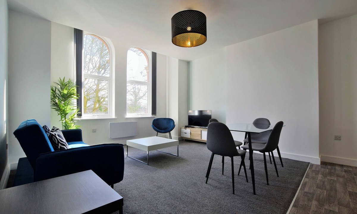 Salford Apartment | Beautiful 2-BR Flat in Manchester with Parking