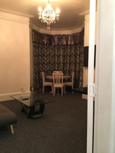 Port Glasgow Apartment | Beautiful 2 double bedrooms, 2 baths apartment