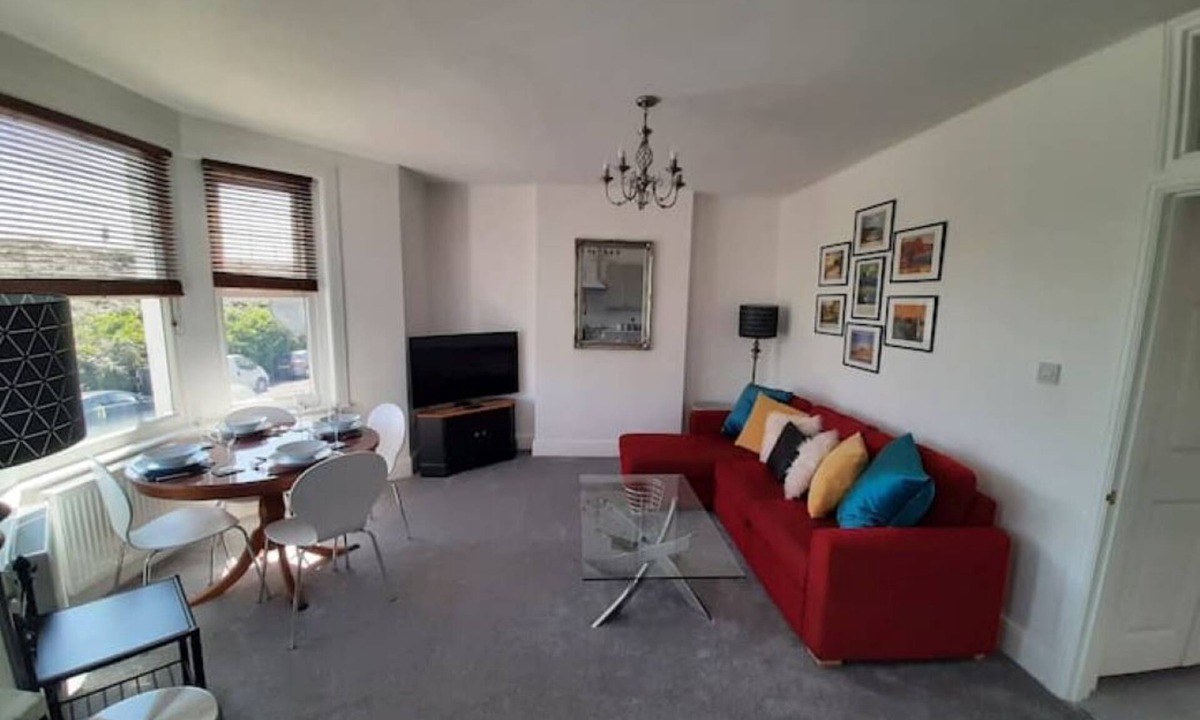 Weston-super-Mare Apartment | Beautiful 2BR Home close to Beachfront