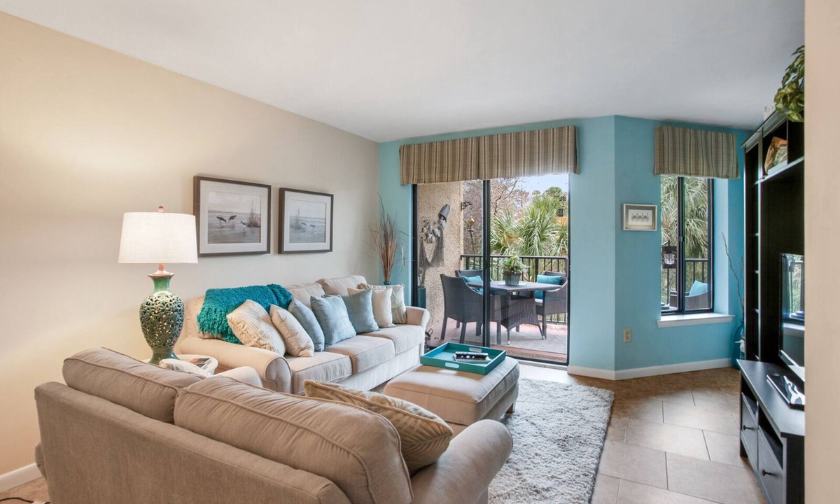 Hilton Head Island Condo | Beautiful 2BR/2Bath Unit - 1.5 Blocks from the Beach