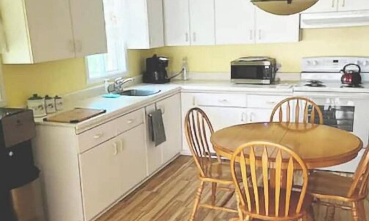South Glengarry Cabin | Beautiful 2BR Waterfront Cottage! #3nn