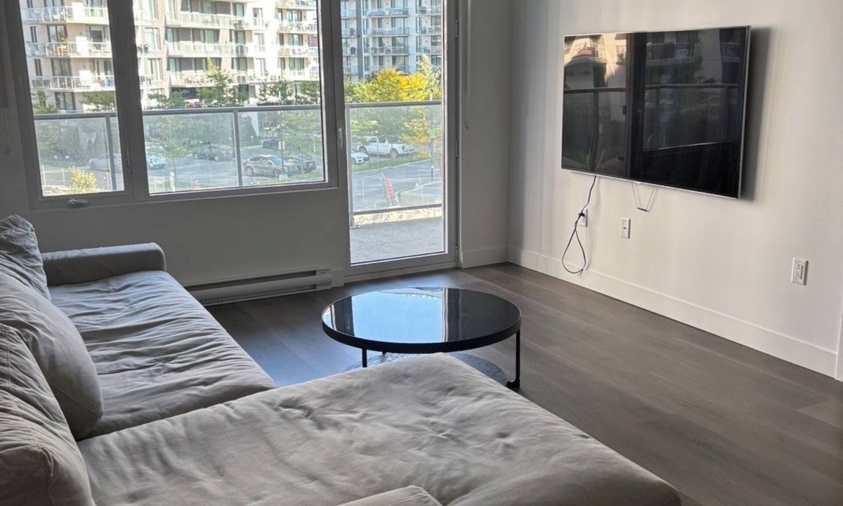 Laval Condo | Beautiful 3 1/2 apartment offering a bright open-concept living space.