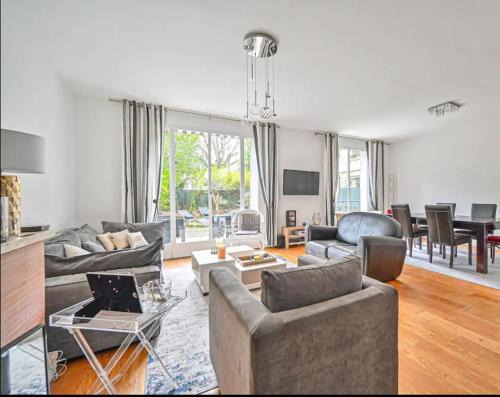 Neuilly-sur-Seine Apartment | Beautiful 3 bdr apartment with garden close to Champs-Elysées