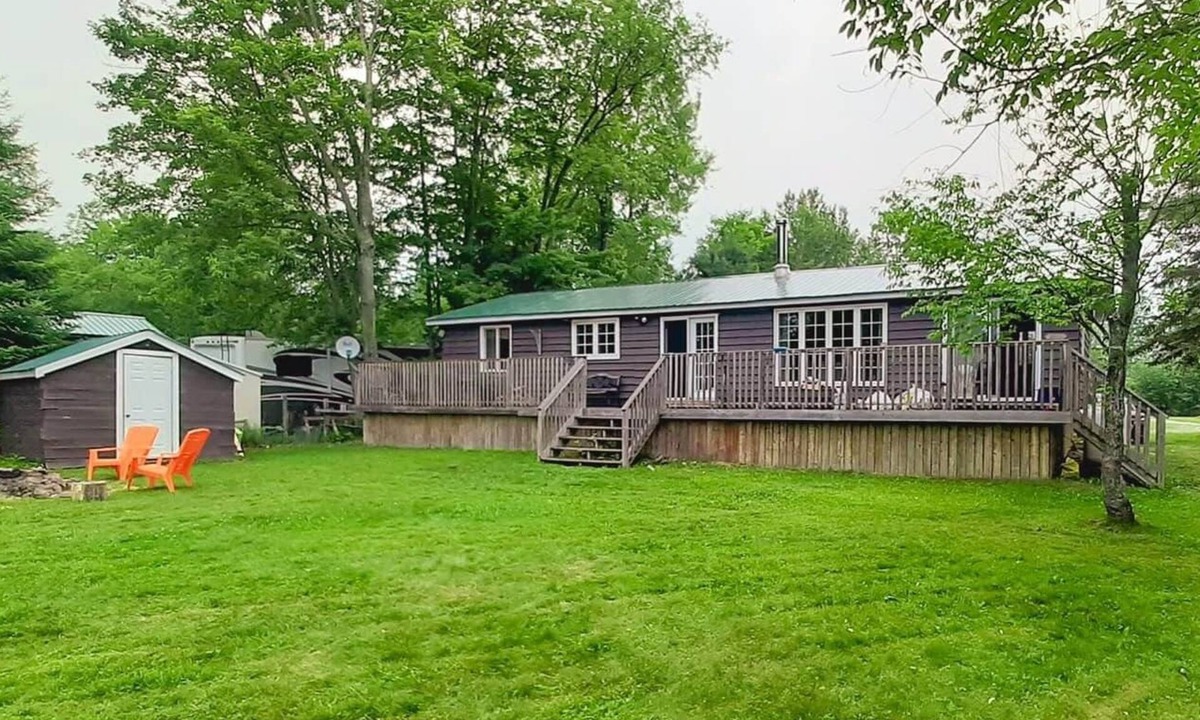 Minden Cottage | Beautiful 3 Bdrm + Bunkie waterfront cottage near Gull Lake
