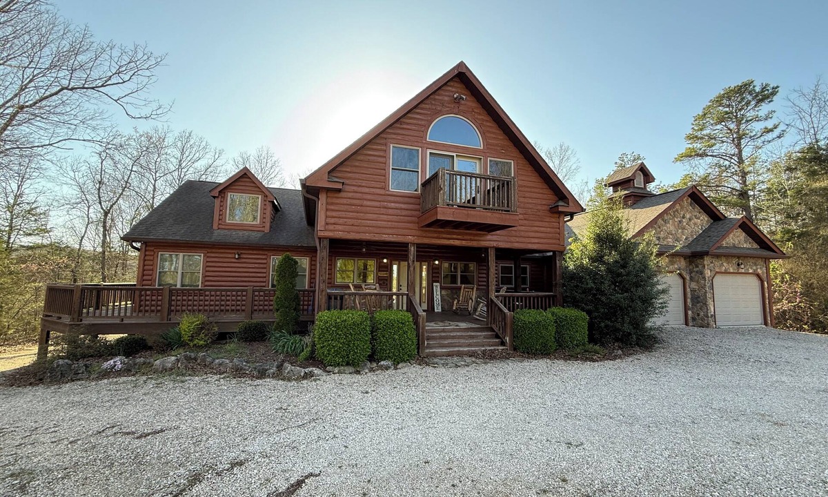 Eminence House | Beautiful 3 bed, 3.5 bath at Cedar Stone in Eminence MO. Sleeps up to 16 guests.