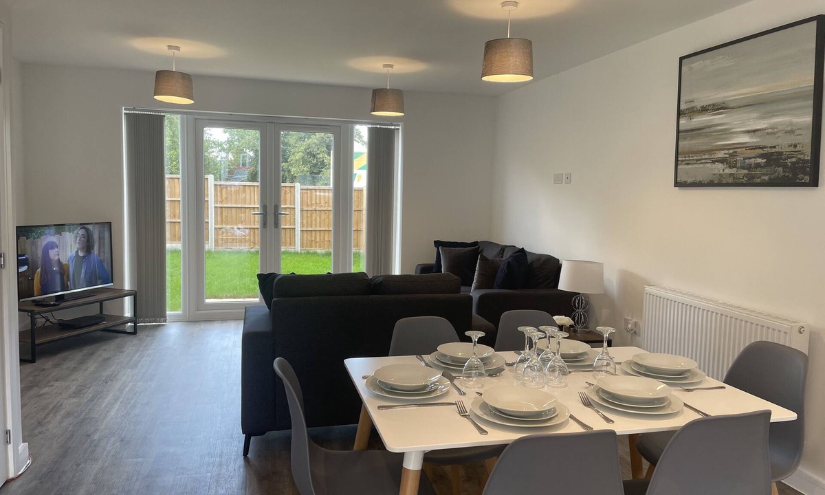 Derby House | Beautiful 3-Bed House in Derby with Parking