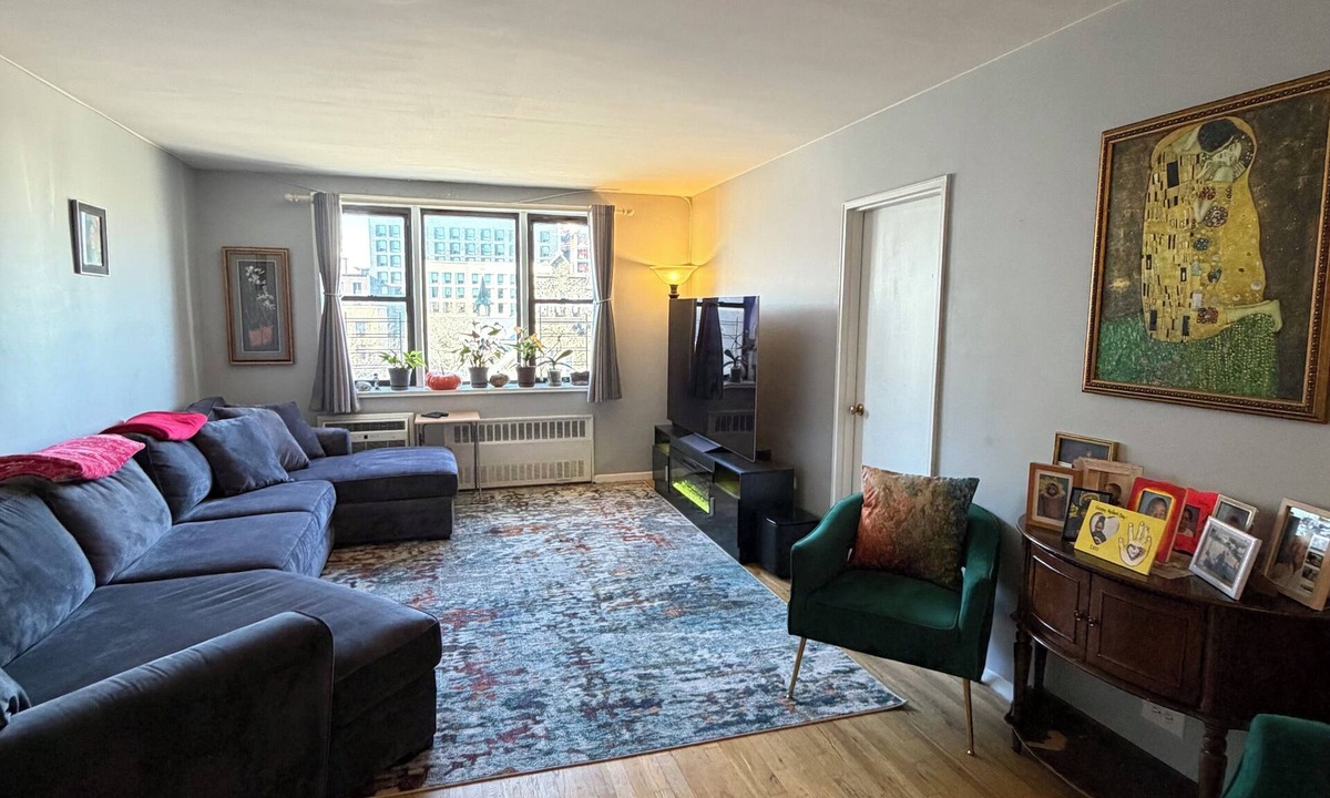 Bedford Park Apartment | Beautiful! 3-bedroom 2-bathroom Heat/AC/Onsite Laundry/Indoor Parking/Elevator!