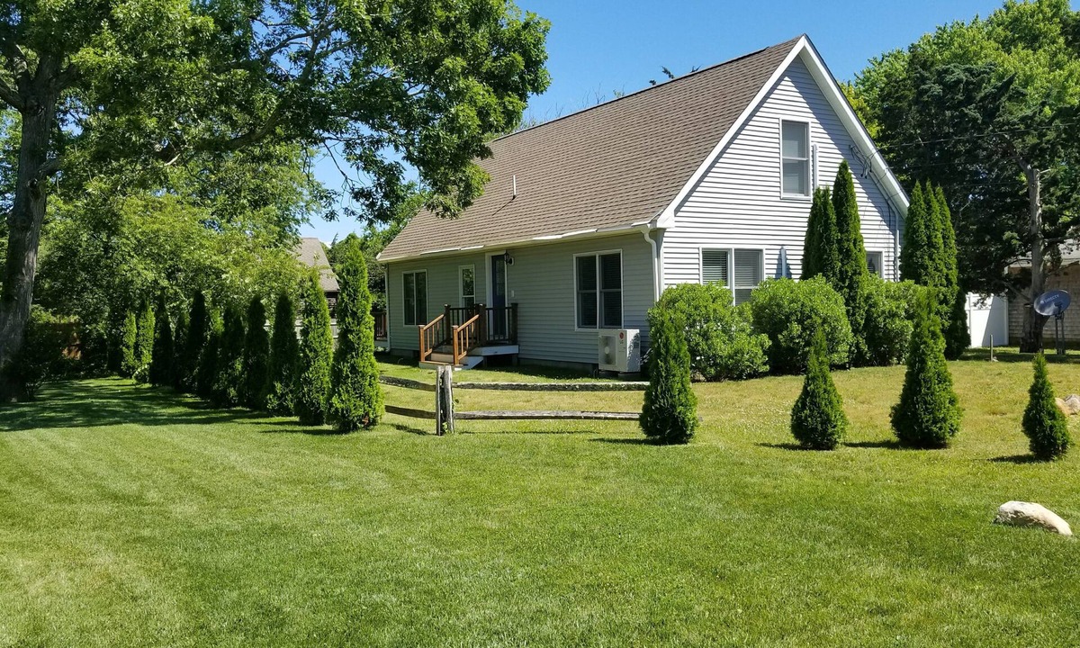 Oak Bluffs House | Beautiful 3 bedroom 2 bath Home/Close to Town & Beach
